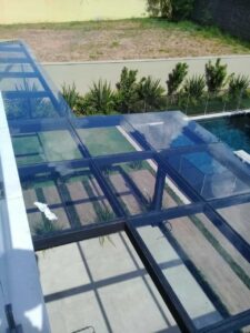 Pergolado metálico revestimento em vidro temperado laminado 